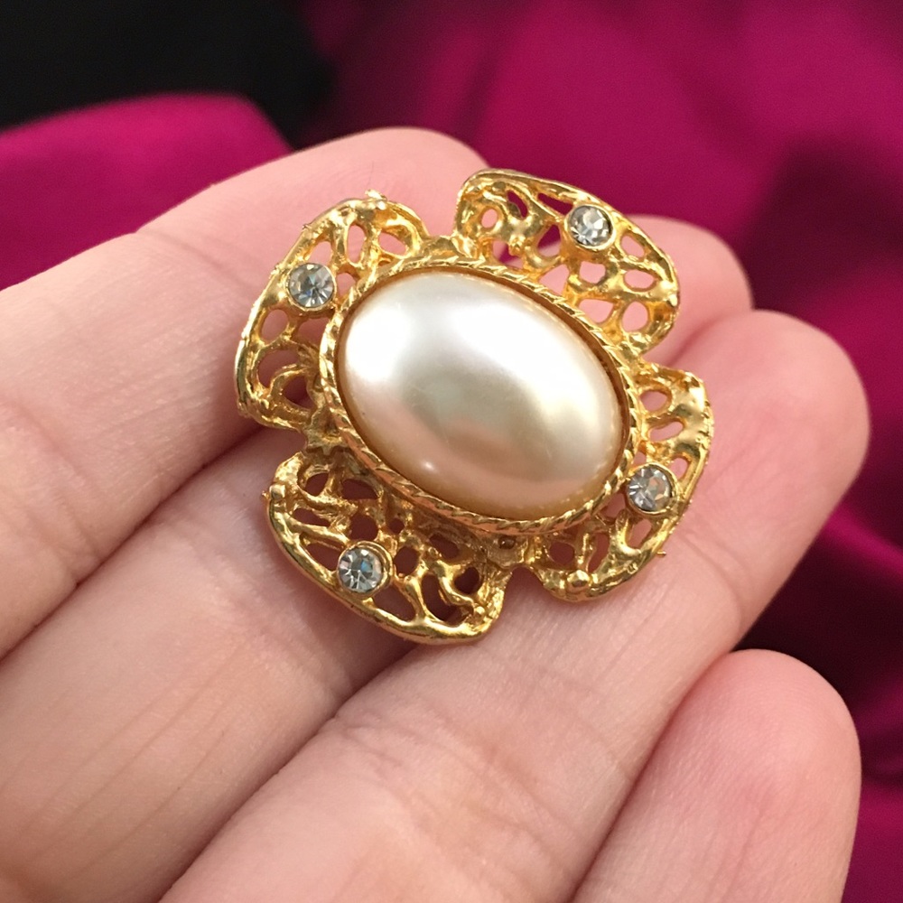 VINTAGE 1980s Pearl Button Gold Pin